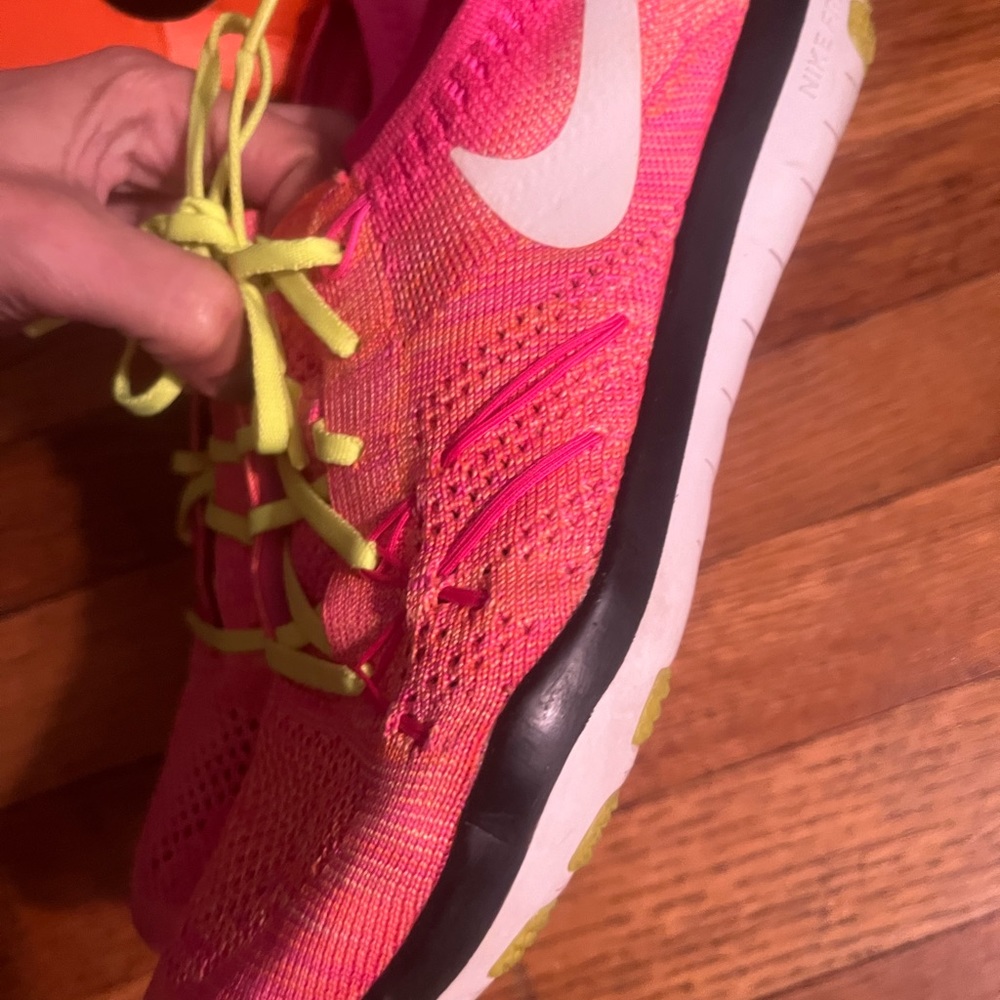 Pink Nike - Picture 2 of 10
